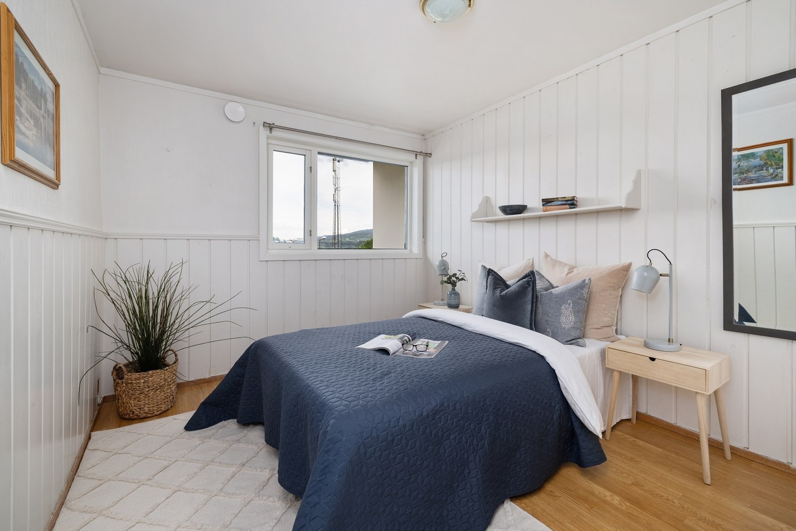 Soverom med brystningspanel og vindu med 3-lags isolerglass fra 2015. Galleribilde