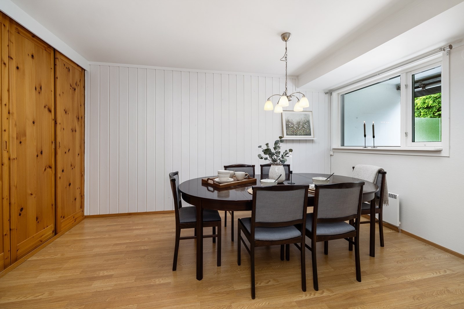Rommet
har laminatgulv og god plass for sosiale sammenkomster. Galleribilde