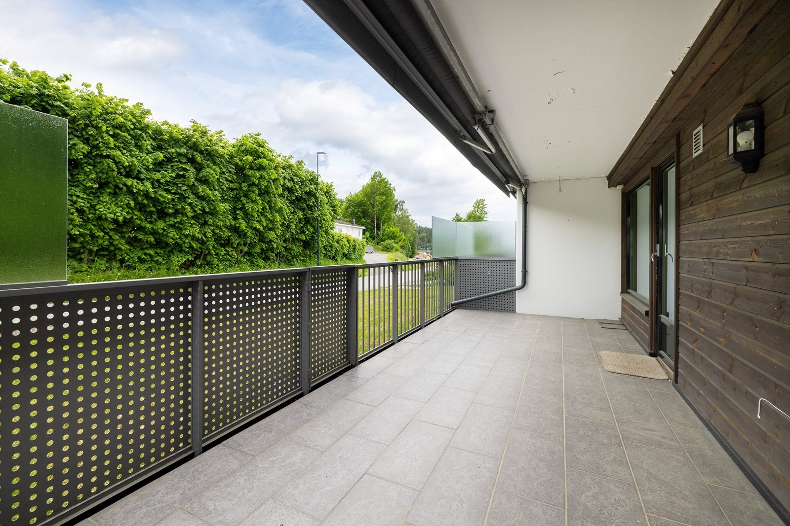 Leiligheten har to uteplasser. Fra stuen er det utgang til en sørvestvendt, delvis overbygget terrasse på 19 m². Galleribilde