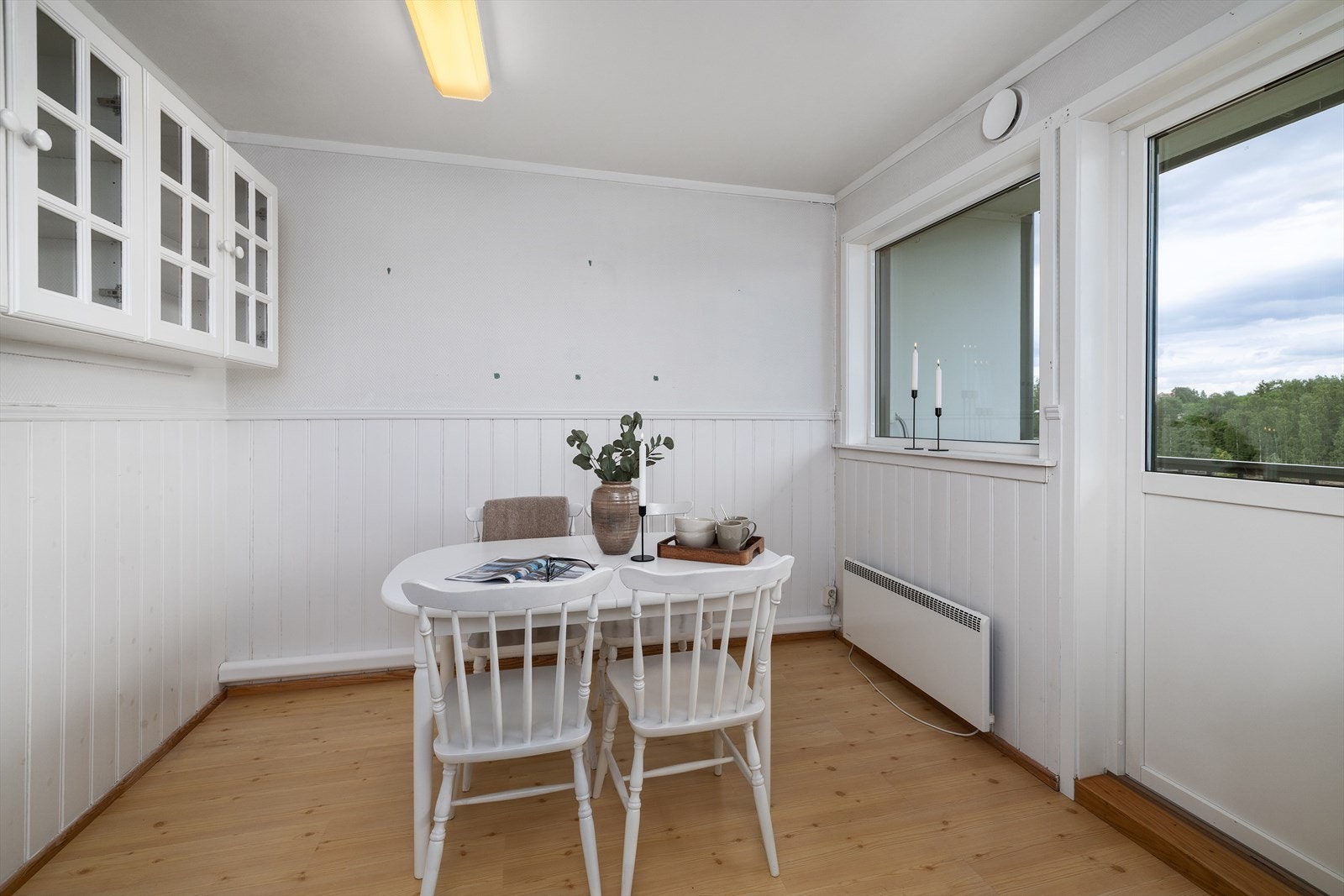 Fra kjøkkenet er det utgang til leilighetens andre uteplass, en balkong på ca. 7 m². Galleribilde