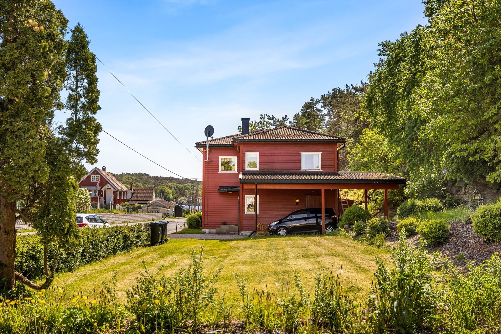 Det er to store hager, en på hver side av boligen Galleribilde