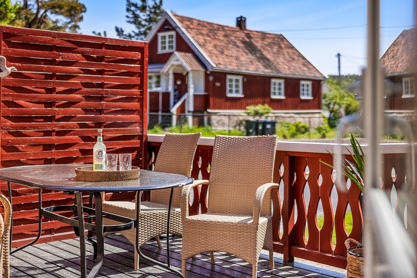 Nyt varme sommerdager på terrassen sammen med familie og venner Galleribilde