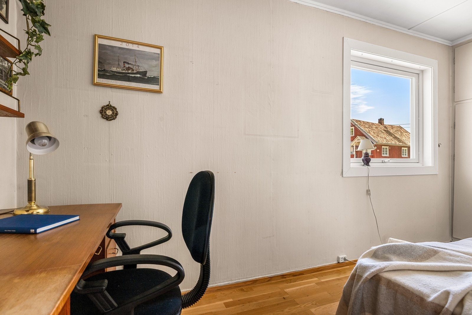 Soverom med plass til både seng og skrivebord - perfekt som barnerom, gjesterom eller hjemmekontor. Galleribilde