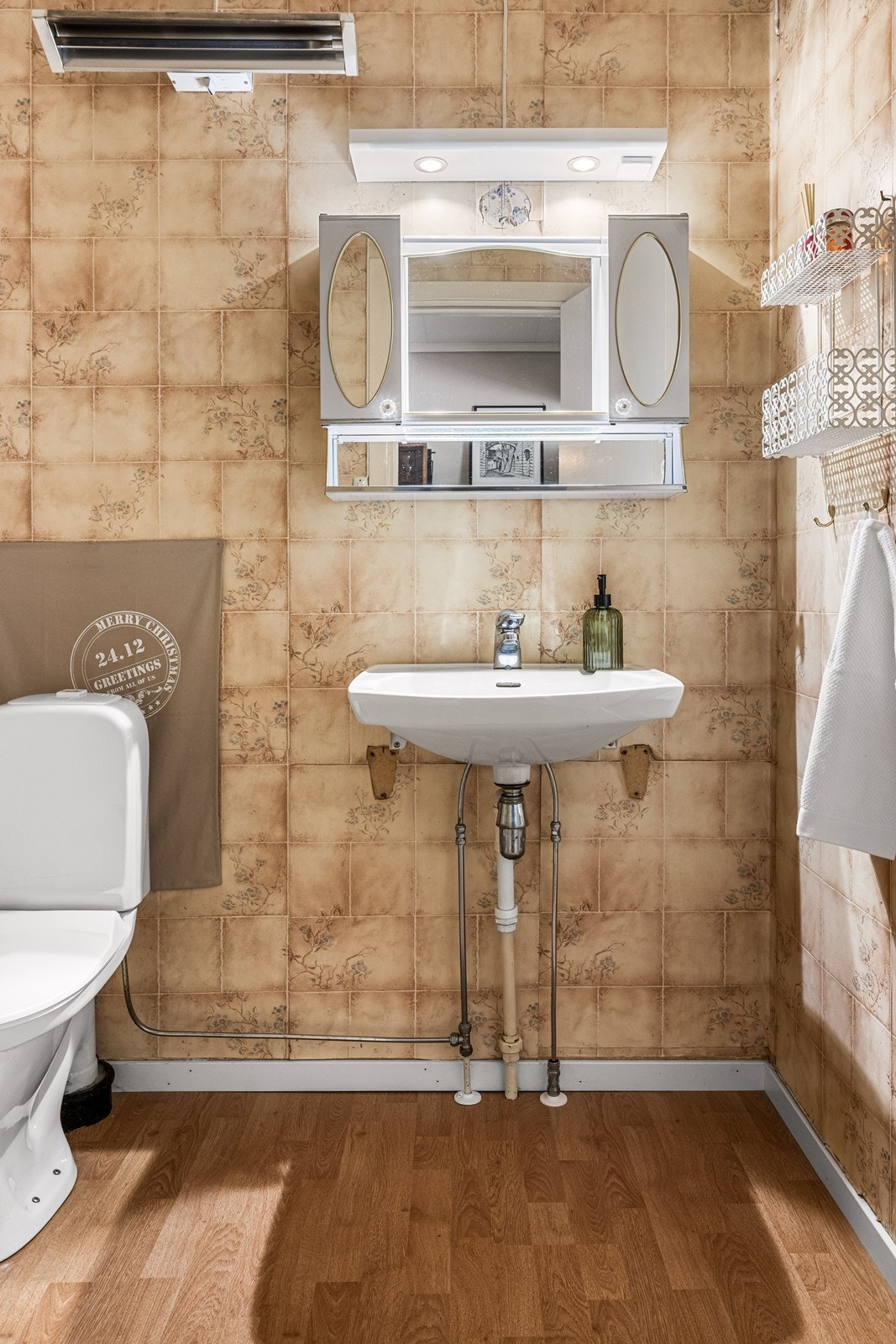 Praktisk WC i 1. etasje med servant og speilskap Galleribilde