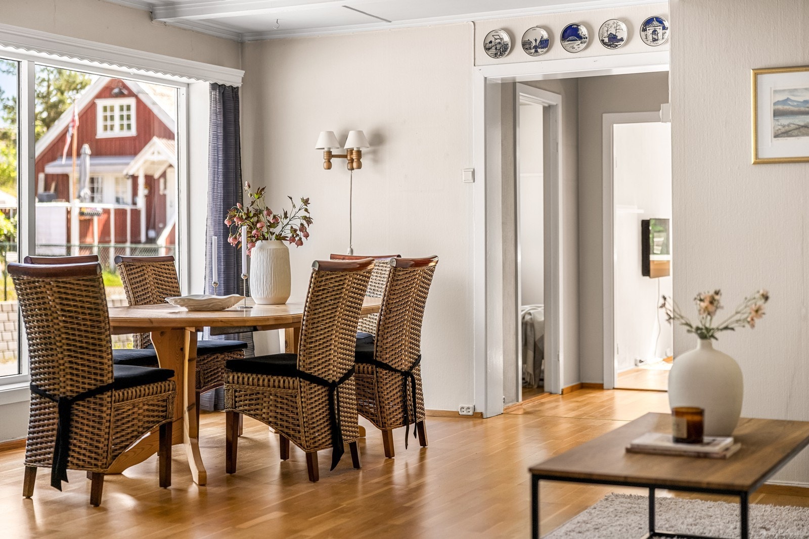 Den romslige spiseplassen gir god plass til hyggelige middager med familie og venner Galleribilde