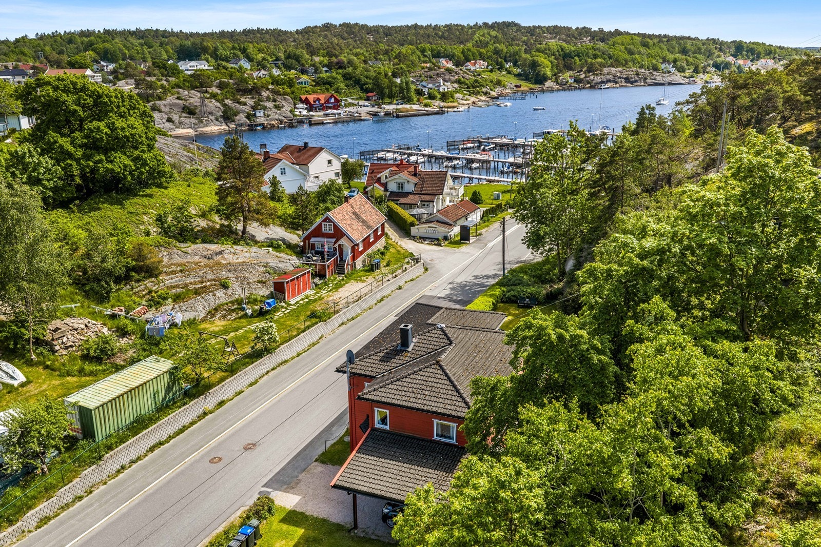 En attraktiv beliggenhet med sjøen, småbåthavn og flotte naturomgivelser like i nærheten Galleribilde