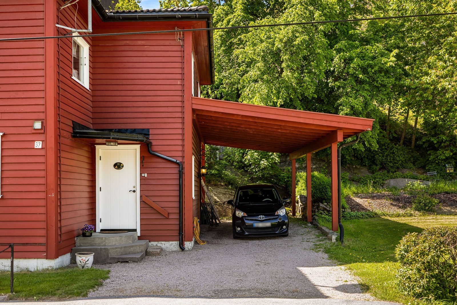 Carport gir praktisk og værbeskyttet parkering rett ved boligen. Galleribilde