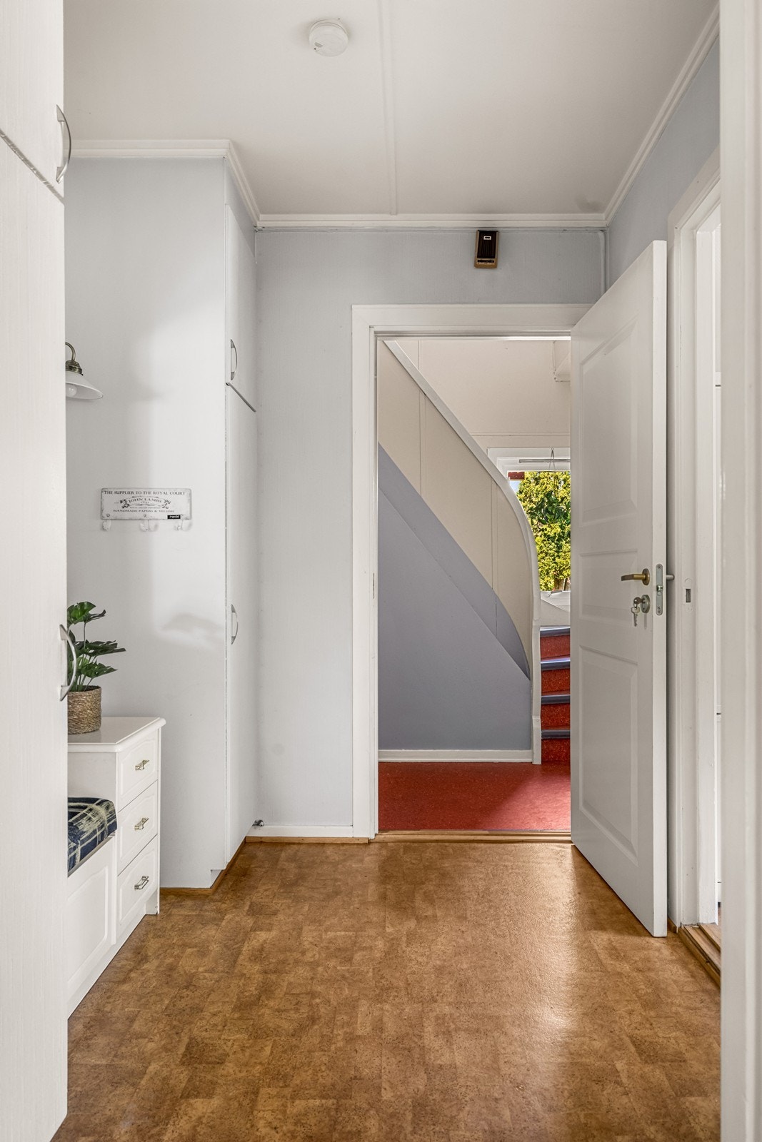 Her er det god plass til yttertøy, sko og det du trenger i hverdagen Galleribilde