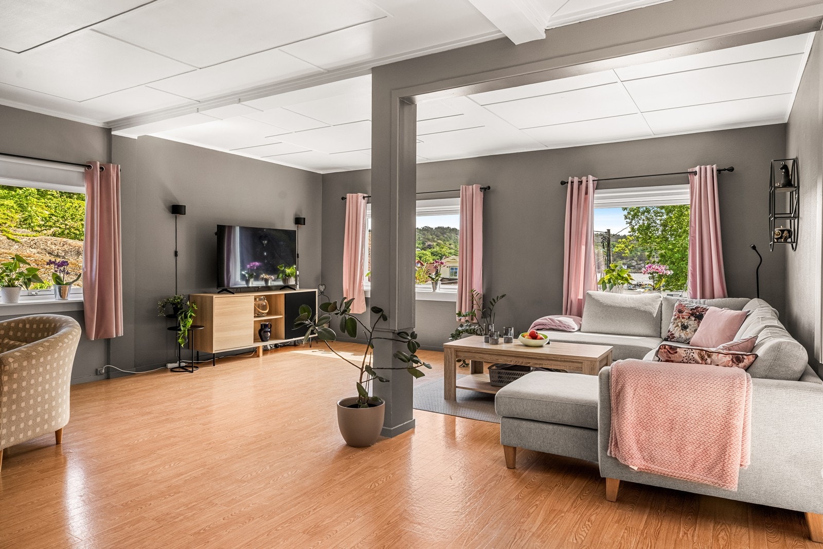 Her får du en lys og innbydende stue med god plass til hele familien Galleribilde