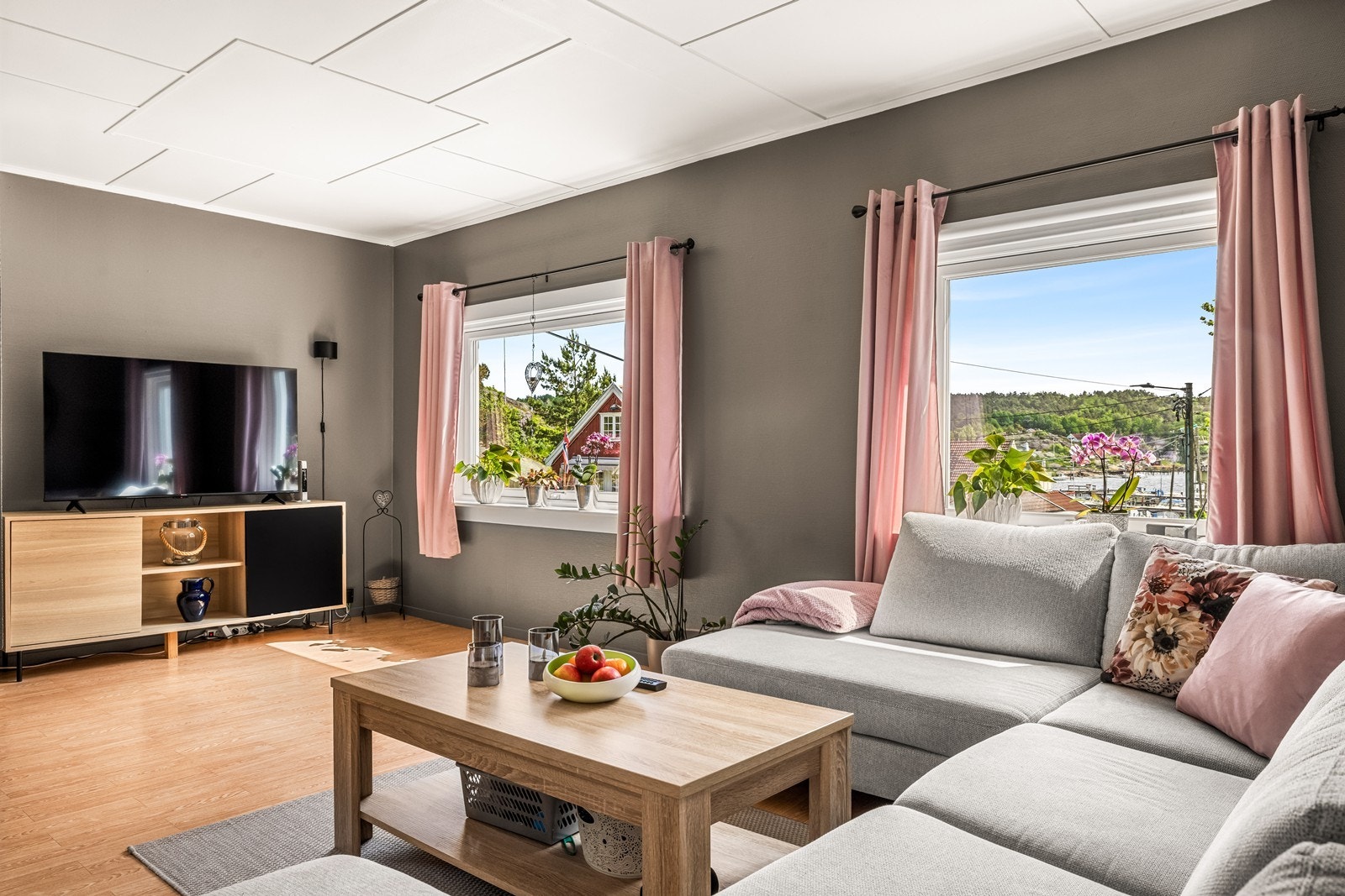 Nyt en flott utsikt mot vannet fra stuen i 2. etasje Galleribilde