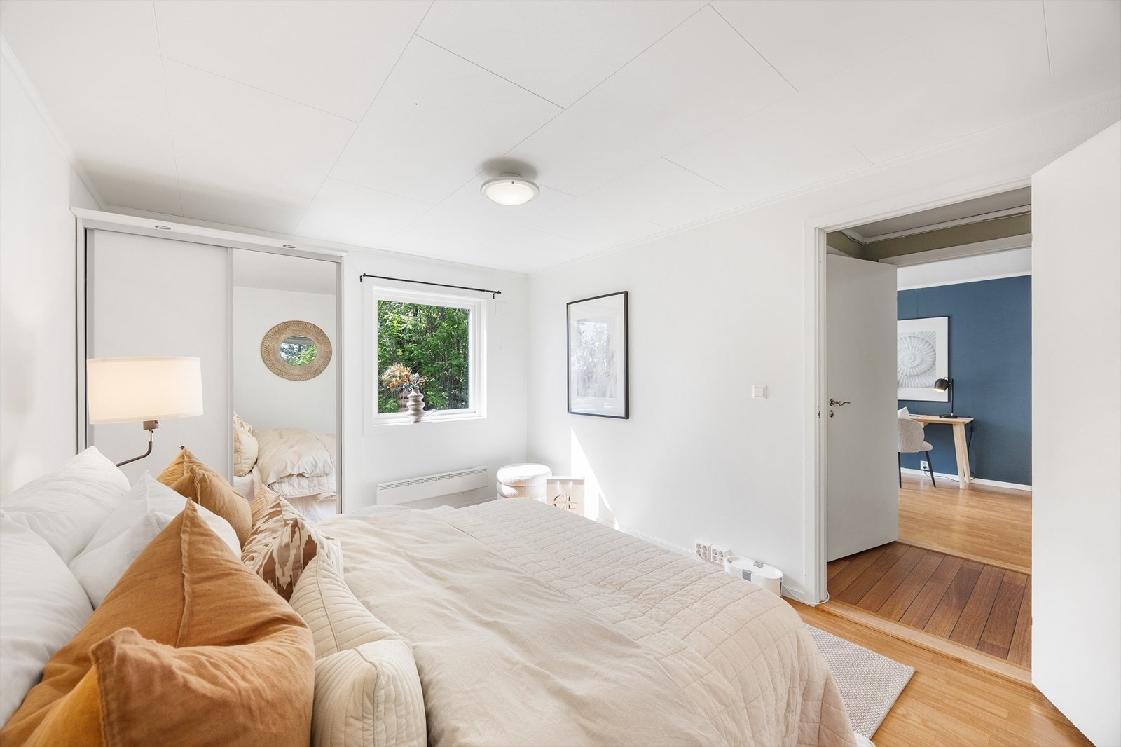 Rommet har en praktisk skyvedørsgarderobe for effektiv oppbevaring. Galleribilde