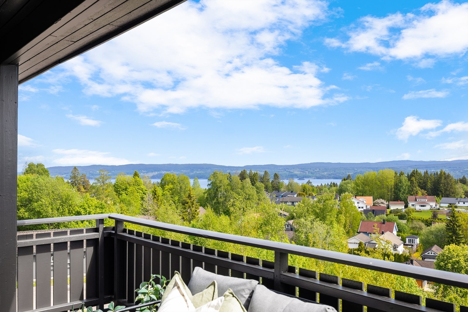 Utsikt fra balkongen. Galleribilde