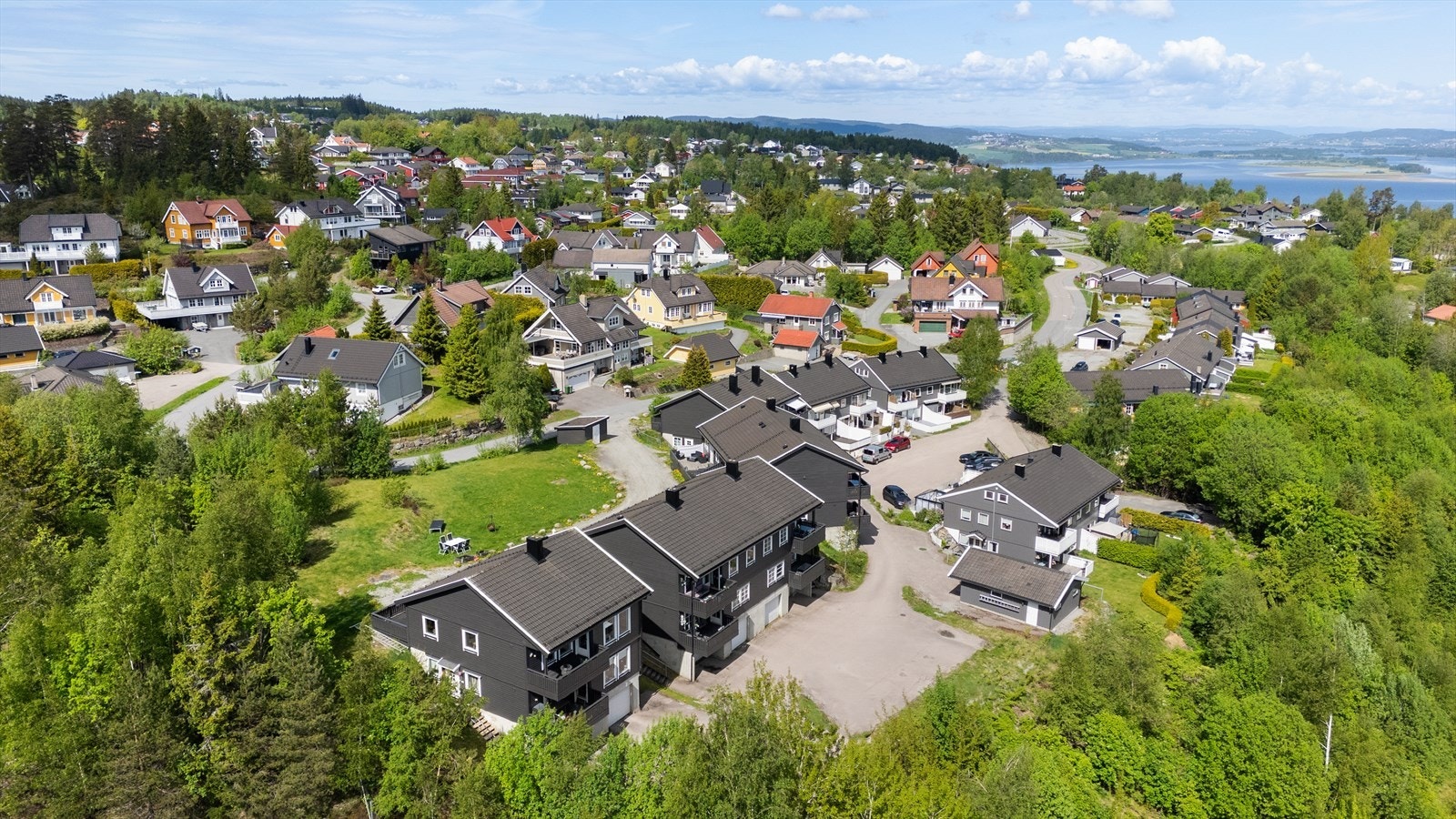 Fra boligen er det kort gangavstand til barnehager som Melgård og Hauglia, samt trygg skolevei til Hauglia skole. Galleribilde