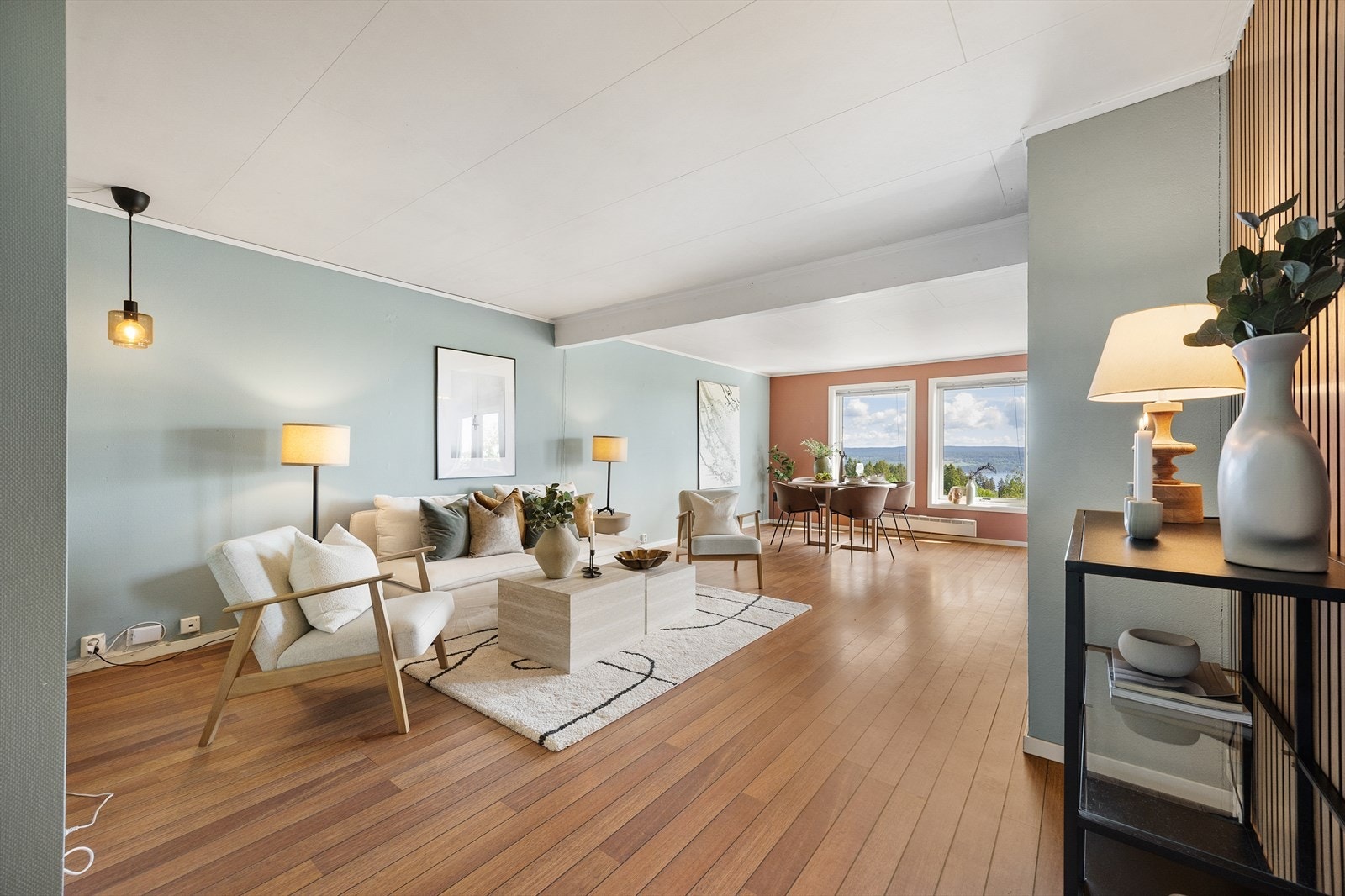 Fra stuen er det direkte utgang til en balkong på 9 m². Galleribilde