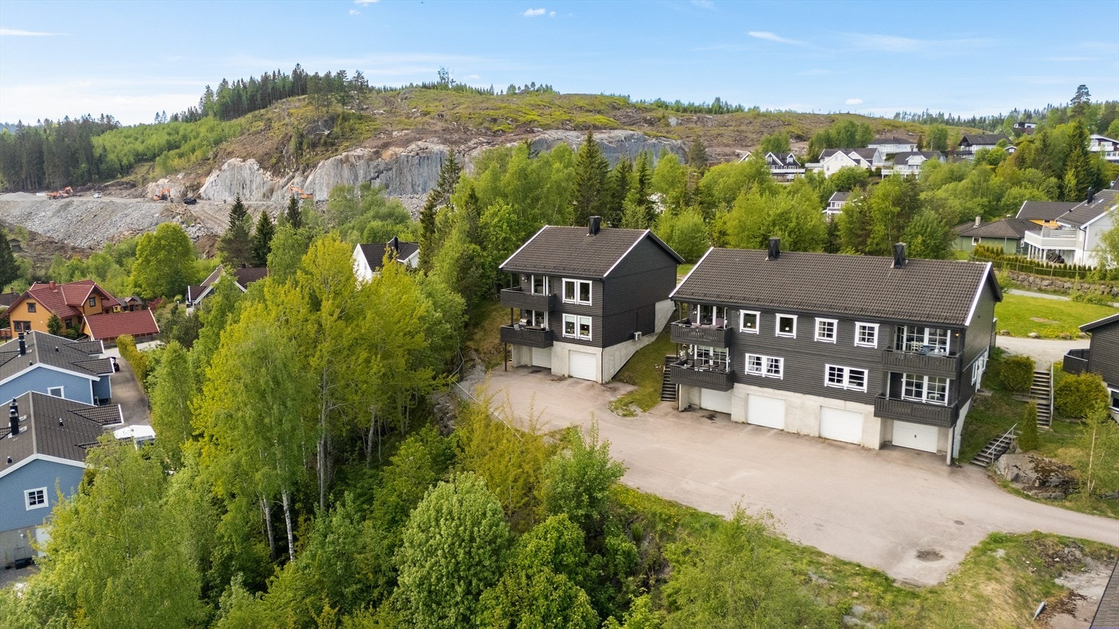 Leiligheten ligger i andre etasje i en firemannsbolig fra 2004, med tilhørende garasje på ca. 40 m² på bakkeplan. Galleribilde