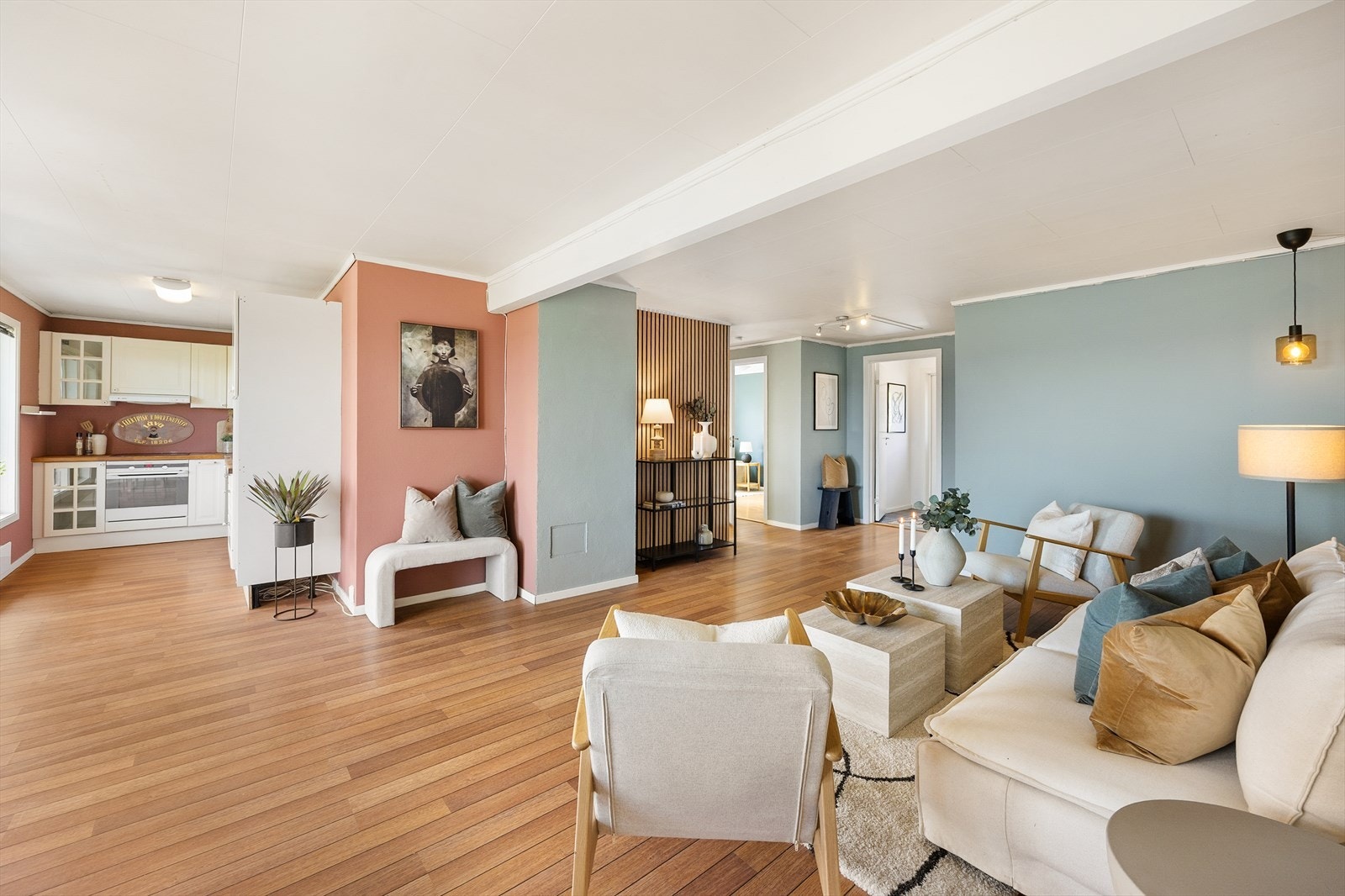 Stuen har plass til både sofagruppe og spisebord. Takhøyden er målt til 2,34 meter. Galleribilde
