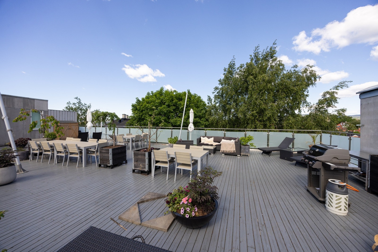 En av byens flotteste takterrasser med grill, lounge og bord. Galleribilde