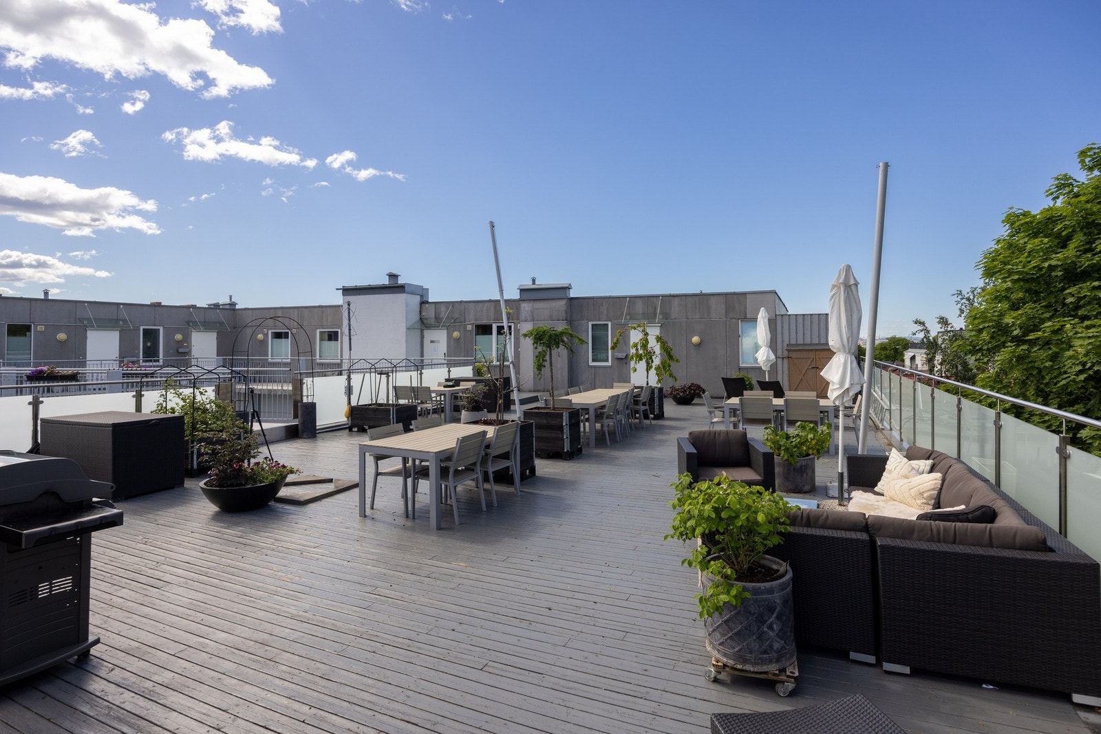 Stor, felles takterrasse med en rekke sittegrupper! Galleribilde