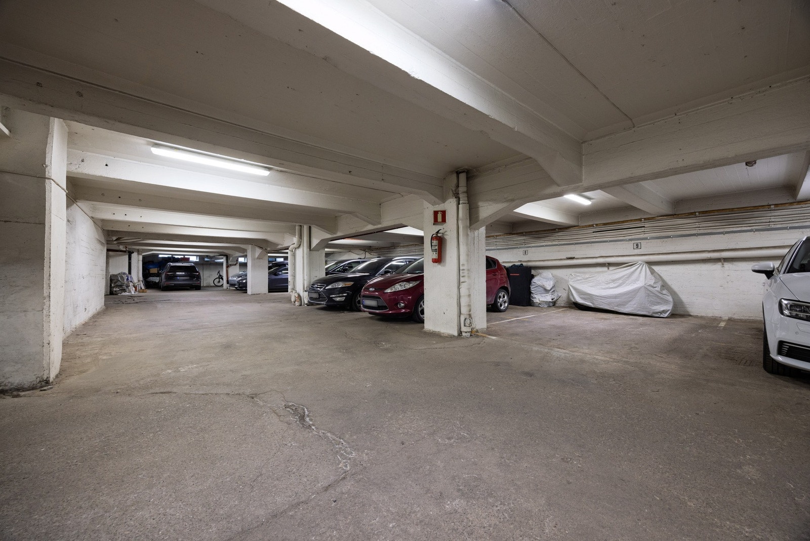 Garasjeplass i bygget leies ut av styret etter ansiennitet. Det er pt. ledig plass med lader som kan leies. Galleribilde