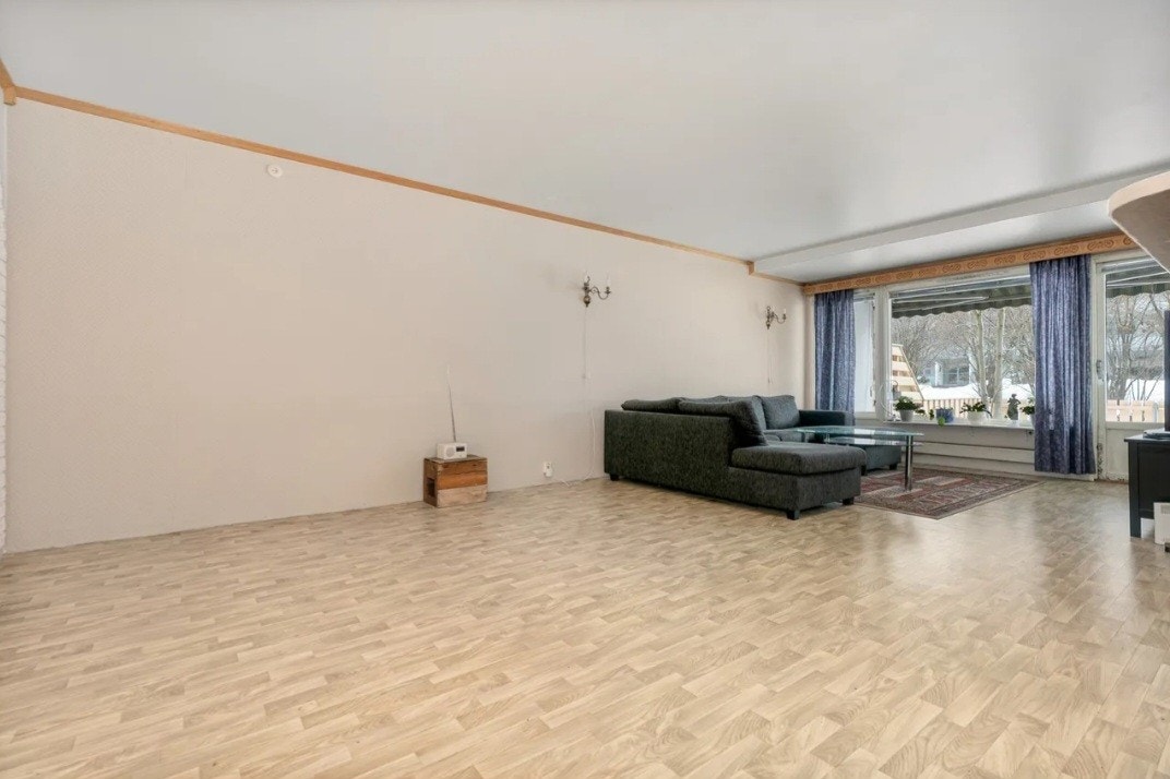 Stor og romslig stue med god plass til sofamøblement og spisebord. Galleribilde