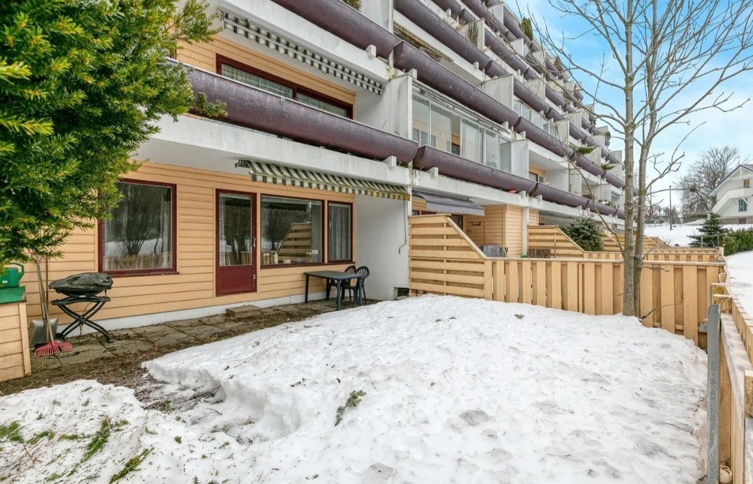 Hage - Lite område med betongheller og resten gressplen. Galleribilde