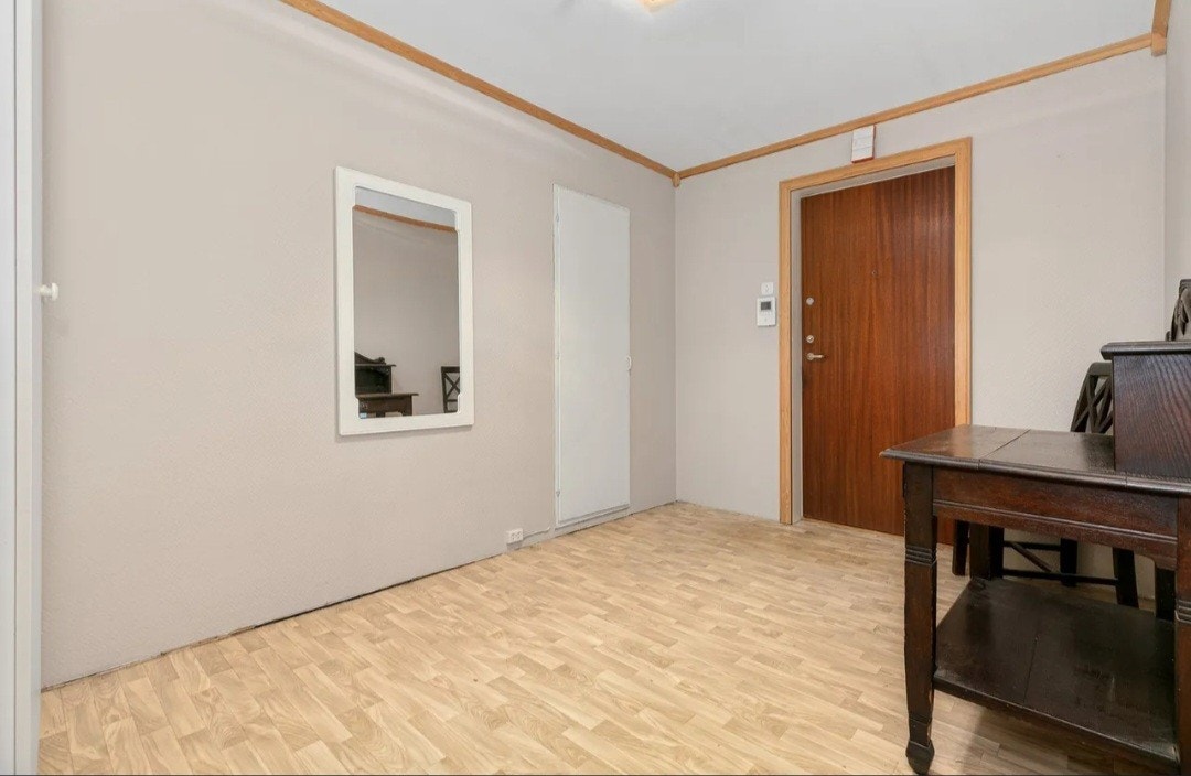 Entré med garderobeskap og innvendig bod. Galleribilde