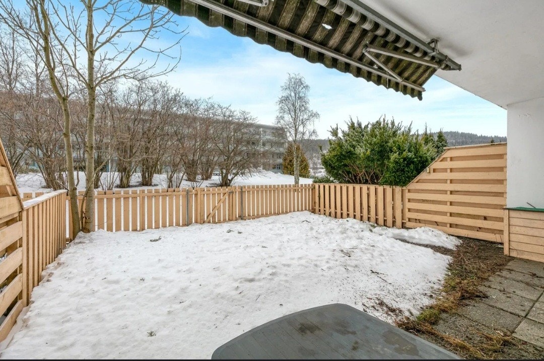 Hage - Det er markise og levegg mot naboene. Galleribilde
