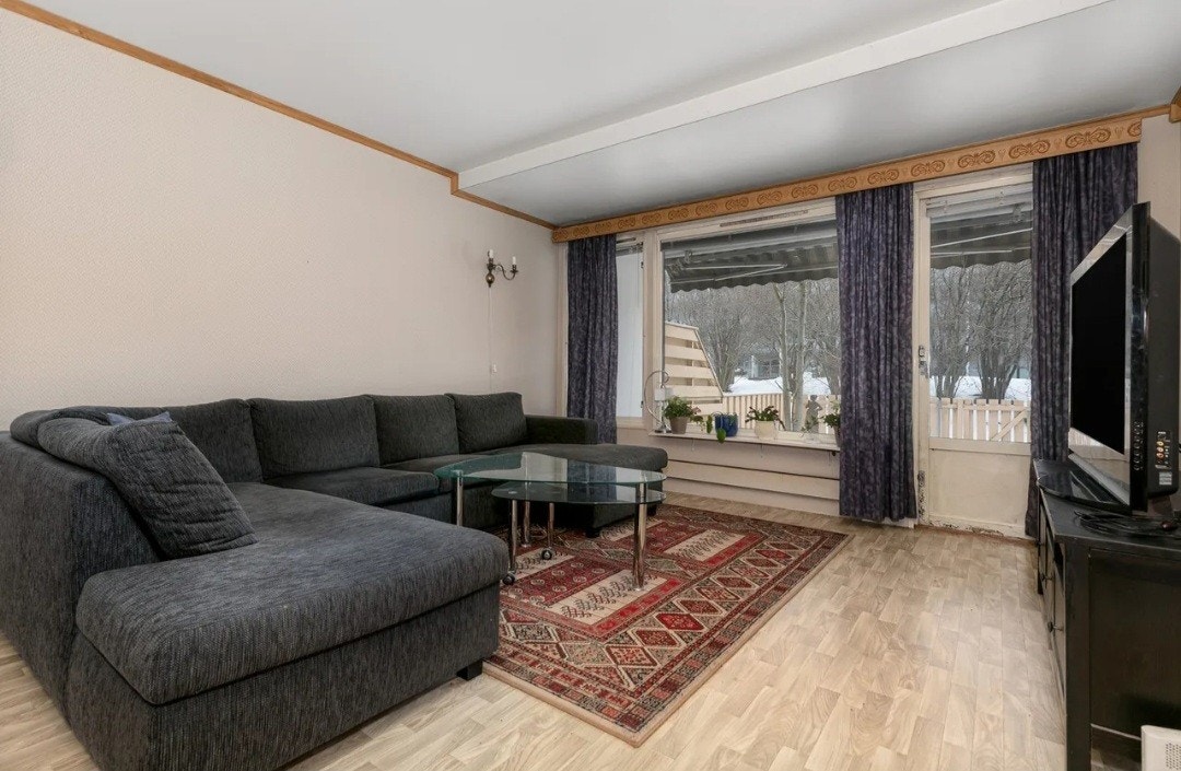 Utgang fra stuen til vestvendt markterrasse/ hagedel. Galleribilde