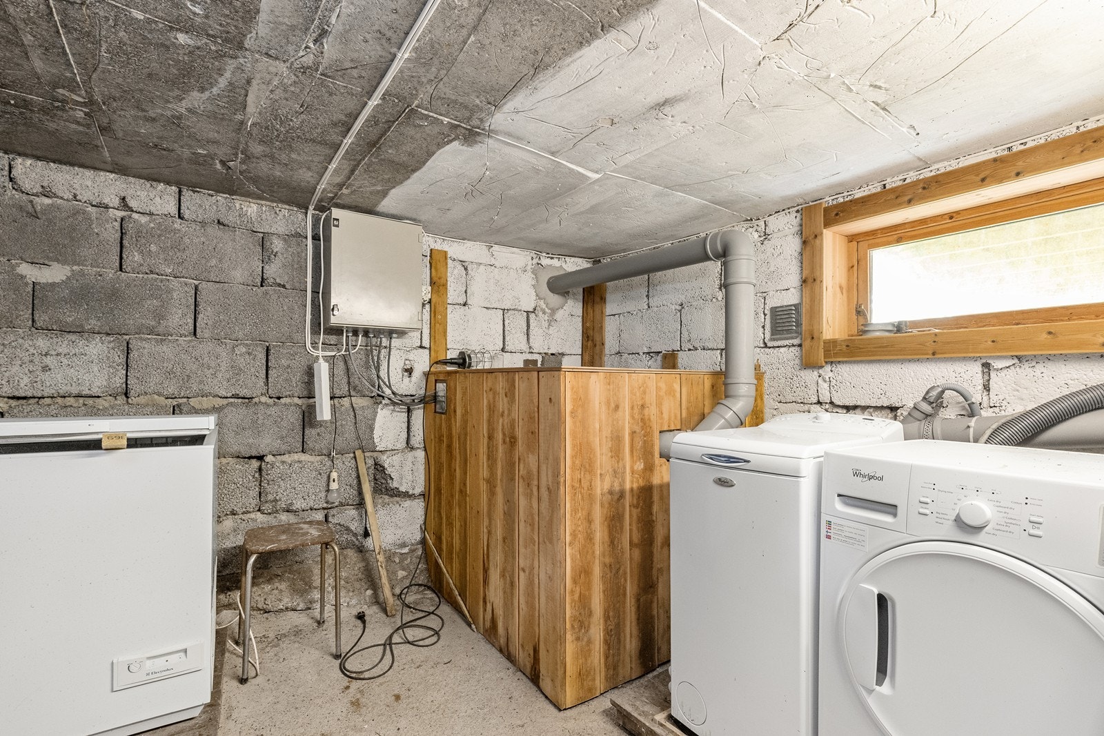 I kjelleren er det teknisk rom og bodplass. Varmtvannsberederen på 120 liter er fra 2010. Galleribilde