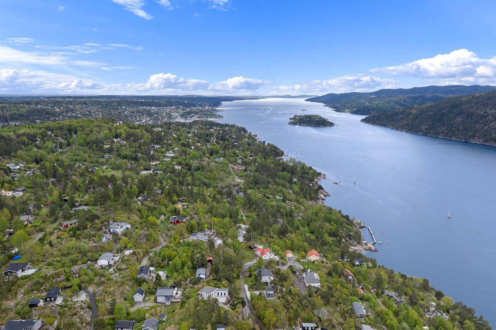 Det er kort kjøretur til Drøbak sentrum, som byr på butikker, spisesteder og et yrende kulturliv om sommeren. Galleribilde