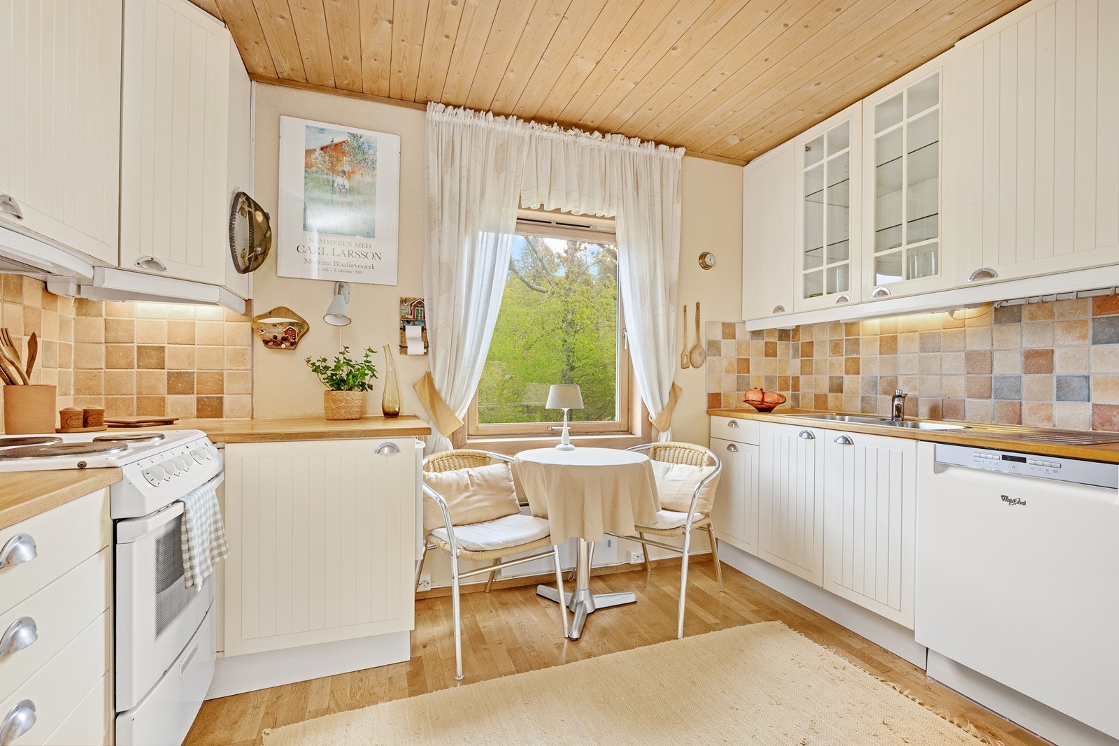 Innredningen har overskap med glassfronter og lys under benken. Det er opplegg for oppvaskmaskin. Galleribilde