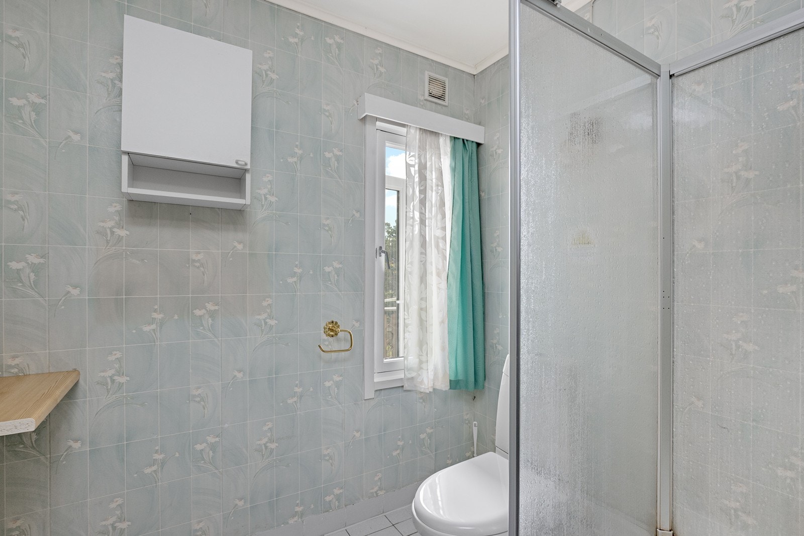 Badet har dusjkabinett og gulvstående toalett. Toalettet ble byttet i 2012. Galleribilde