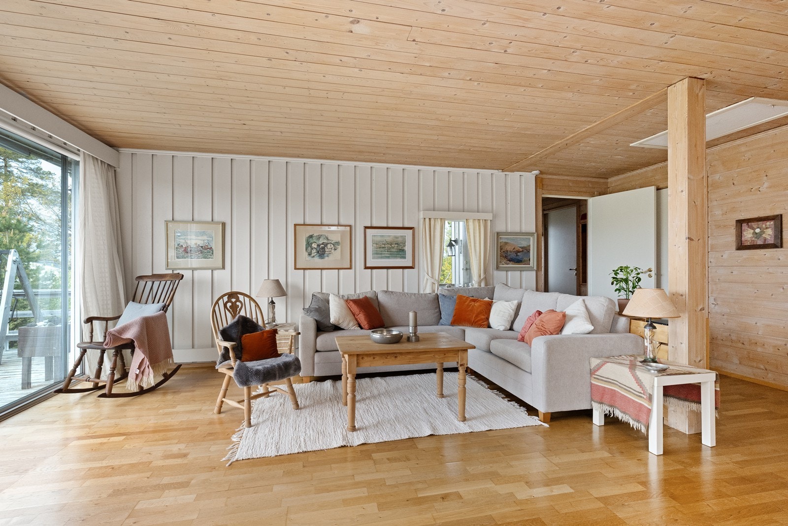 Stuen har god plass til en stor sofagruppe. Takhøyden er målt til ca. 2,32 meter. Galleribilde