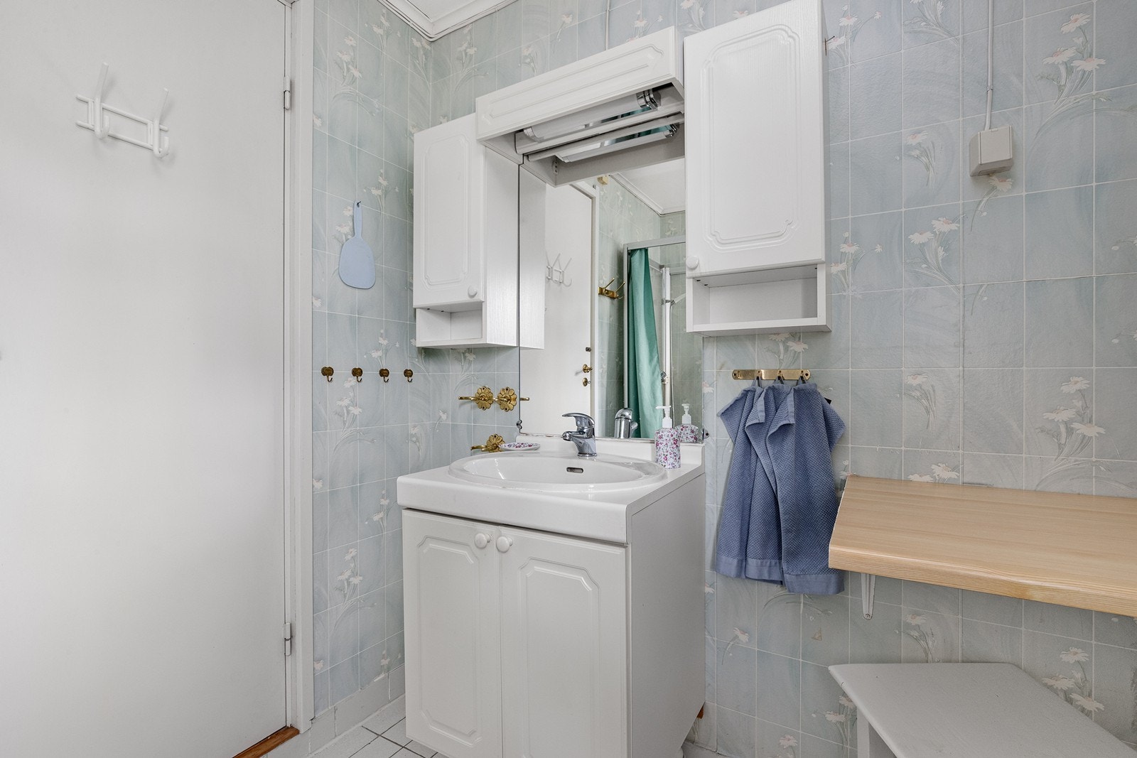 Badet er utstyrt med servantinnredning, speil og lys. Galleribilde