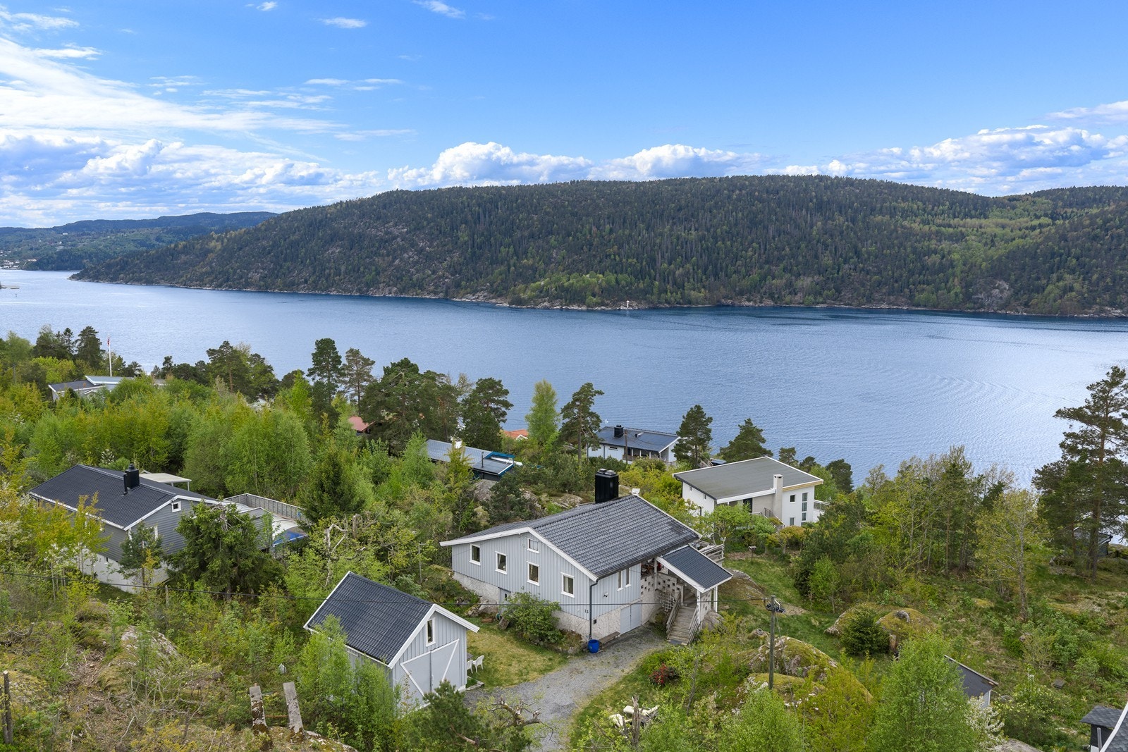 Fritidsbolig med flott fjordutsikt på Søndre Hallangen. Stor, vestvendt terrasse. 3 soverom, eiet tomt og garasje. Galleribilde