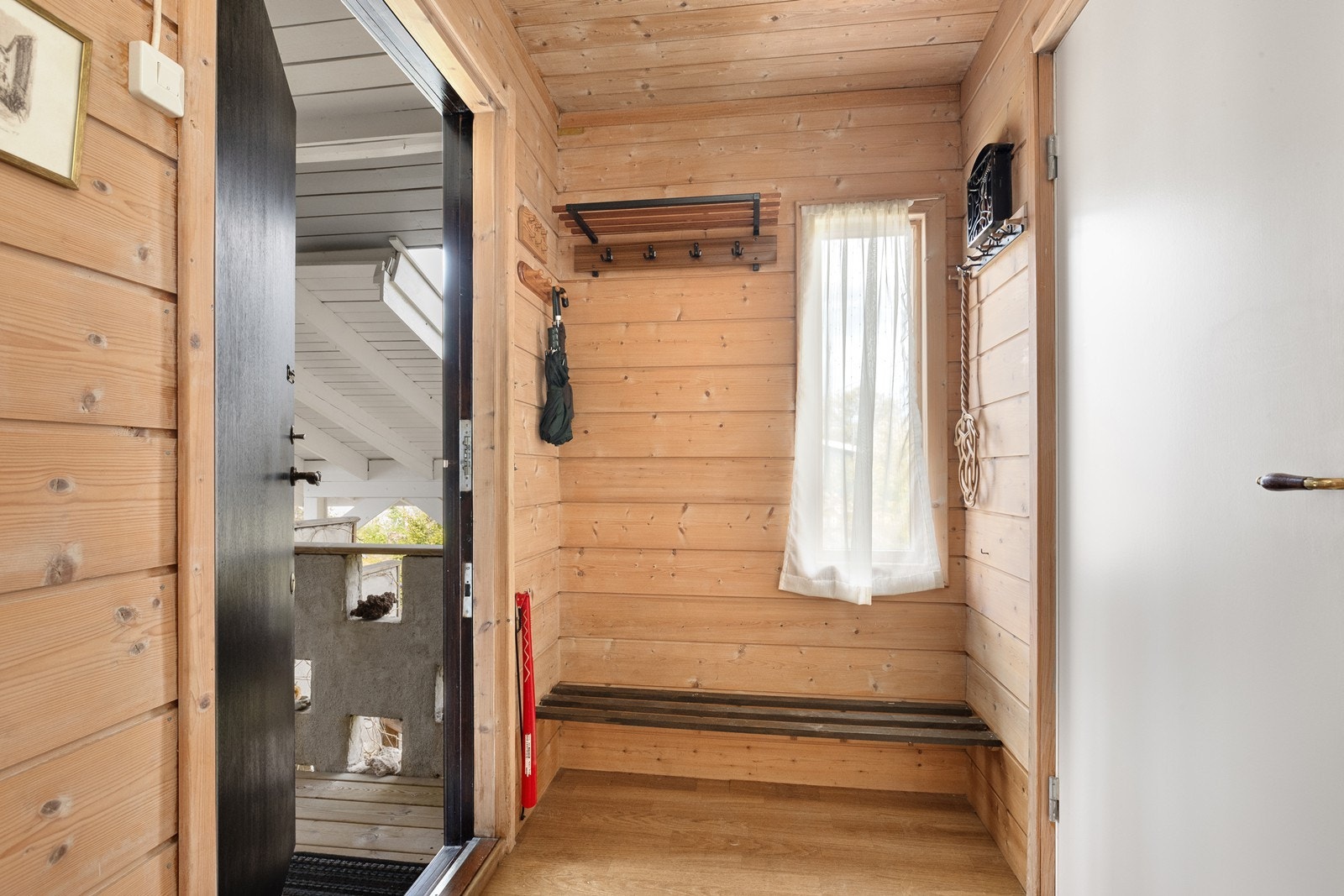 Entré med laminatgulv og plass til yttertøy. Galleribilde