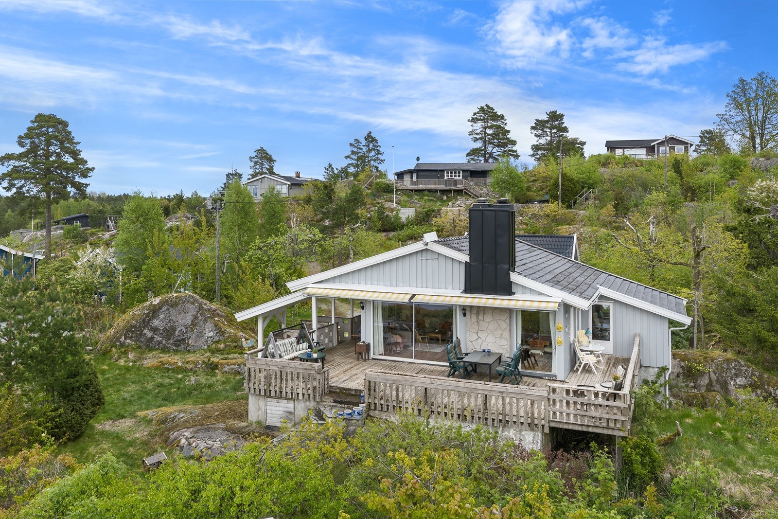 Eiendommen ligger høyt og fritt på en naturtomt. Galleribilde