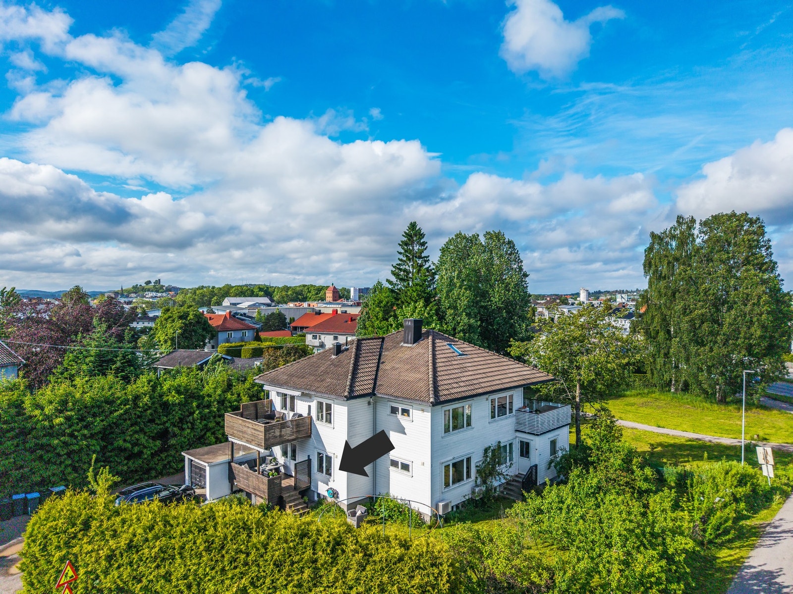 Leiligheten er en del av et sameie bestående av 4 leiligheter. Her har man en frodig felles hage med frukttrær og gressplen, samt flotte solforhold Galleribilde
