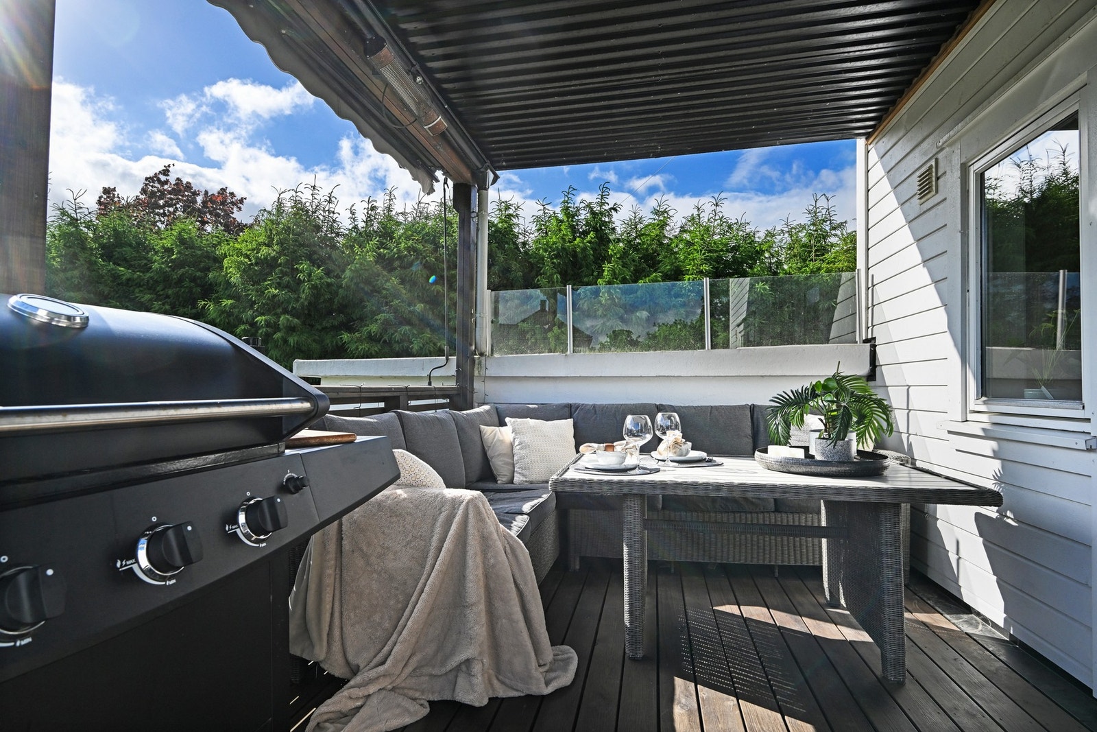 Her er det takoverbygg, og god plass til å møblere med sittegruppe og grill Galleribilde