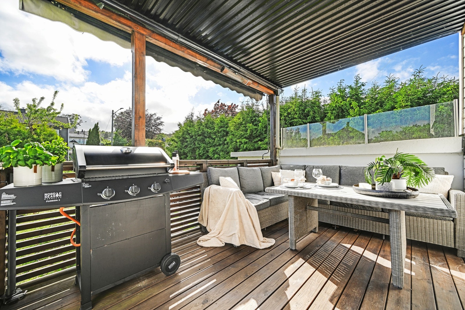Dette er en lettstelt og trivelig leilighet i 1. etasje med egen terrasse, parkering i gårdsplass m/elbil-lader, og gangavstand til alt av fasiliteter Galleribilde