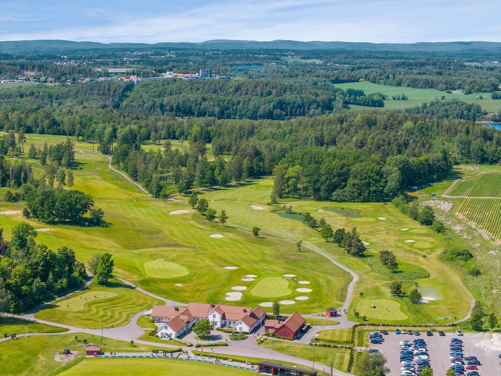 Fra boligen er det enkel tilgang til et bredt spekter av fritidsaktiviteter, inkludert golf på Nøtterøy Golfklubbs velrenommerte 18-hulls bane Galleribilde