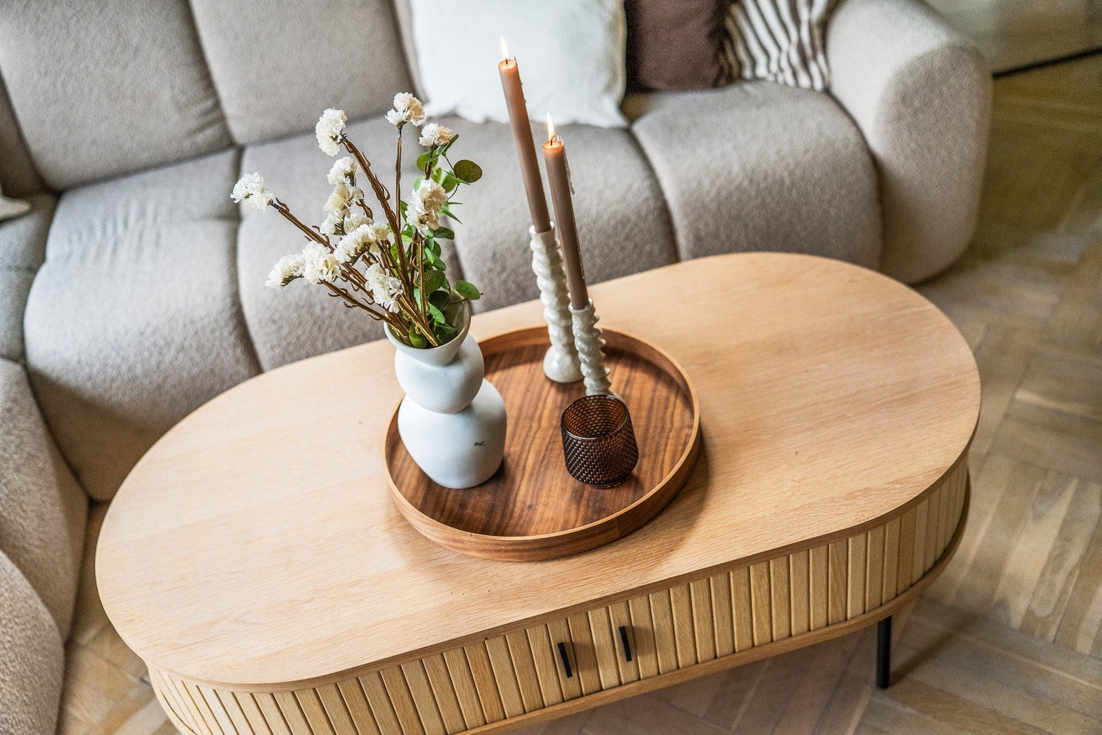 Dette er et trivelig oppholdsrom som danner boligens naturlige samlingspunkt Galleribilde