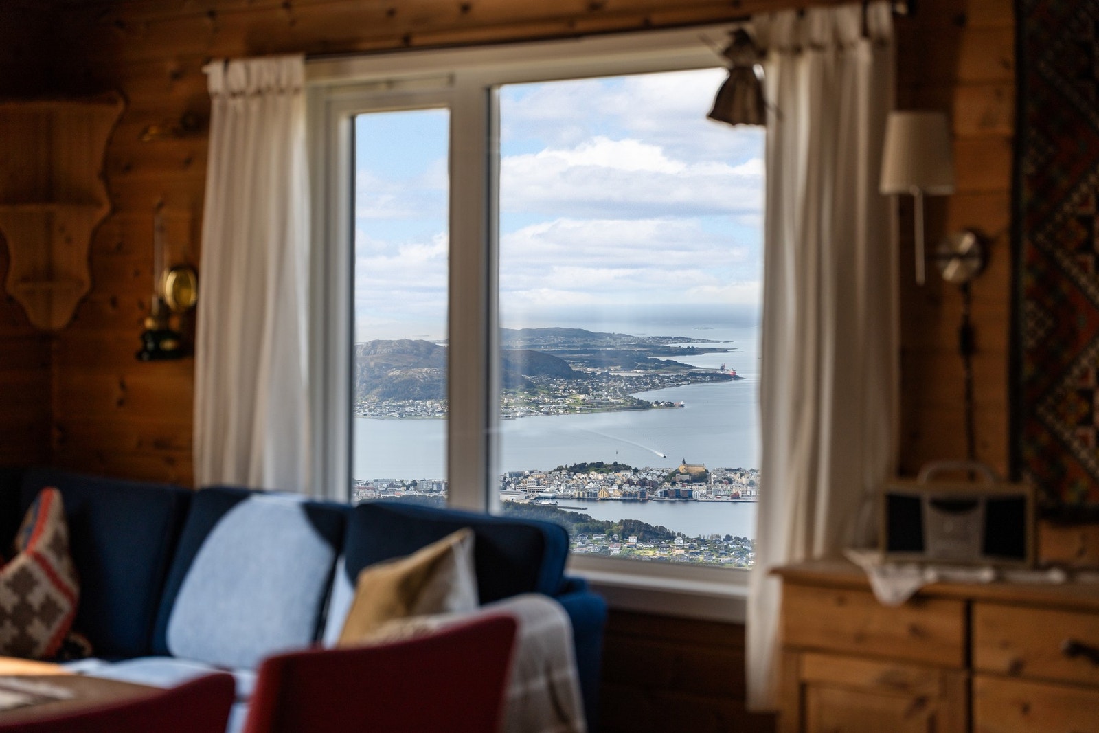 Fra sofakroken kan du nyte skiftende vær, vakre solnedganger og en utsikt som aldri blir den samme. Galleribilde