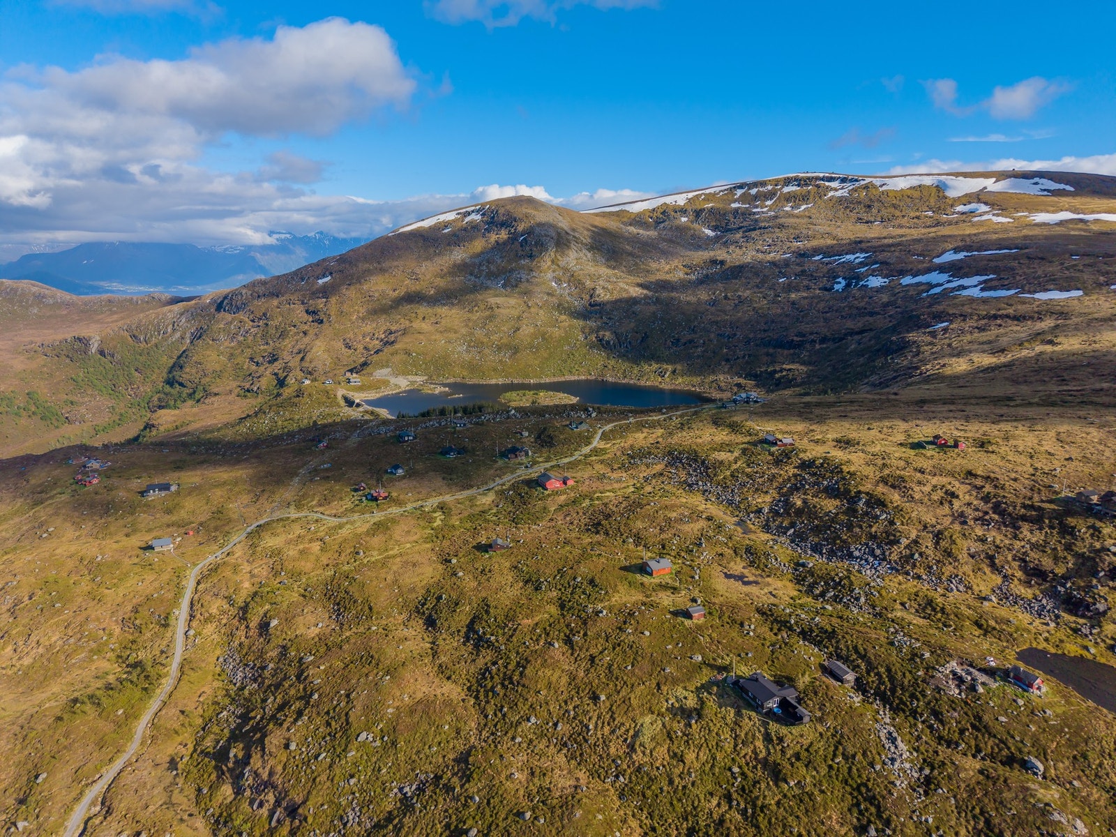 Fra eiendommen er det kort vei til populære Vonhytta. Turen kan deretter fortsette til Vardane og videre ut til Eltrane, med flotte naturopplevelser underveis. Galleribilde