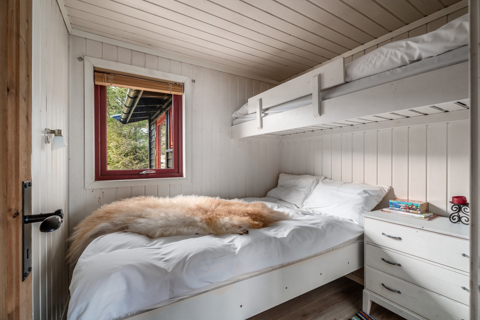 Soverom nummer tre. Samlet sett har hytten 8 sengeplasser, med muligheter for mer dersom sofaen på stuen regnes med. Galleribilde