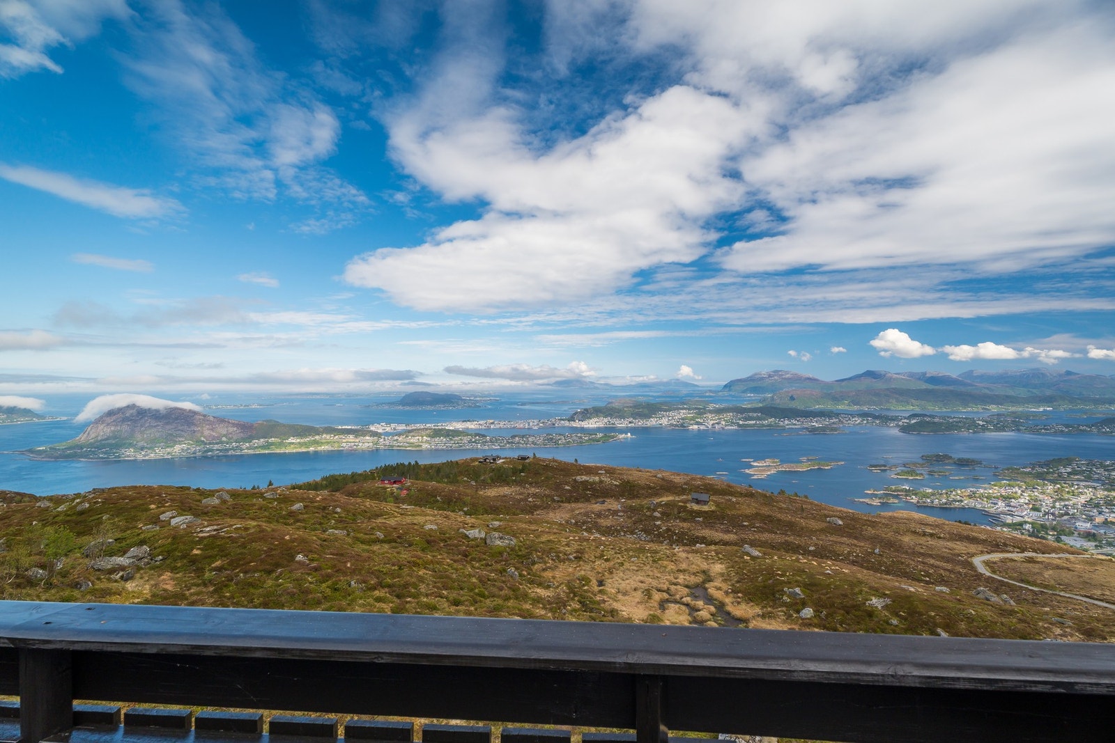 Utsikten er intet mindre enn spektakulær med vidstrakte blikk over hav, by og fjellandskap. Galleribilde