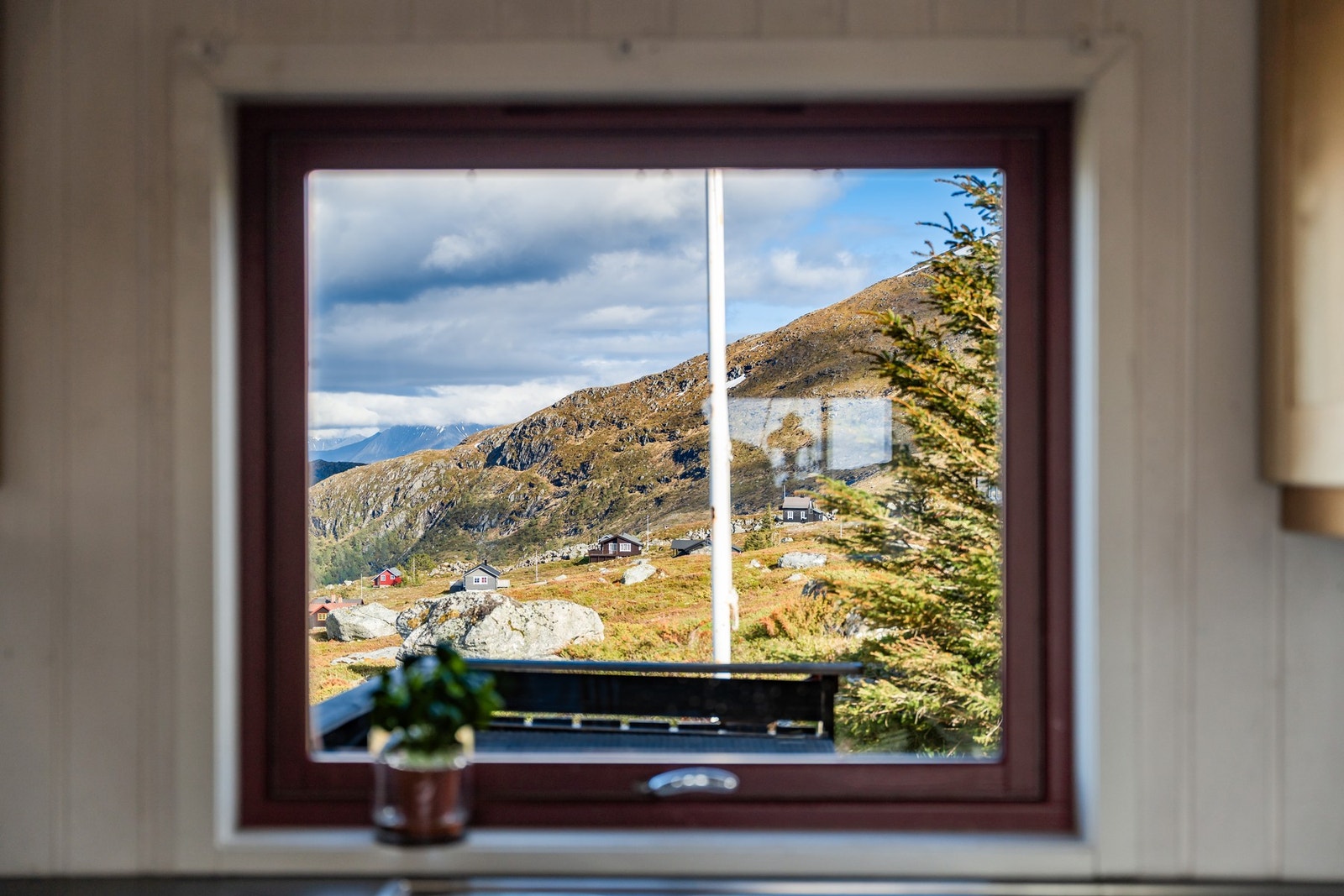 Fra kjøkkenet er det utsikt over hyttefeltet. Her er man godt skjermet. Galleribilde
