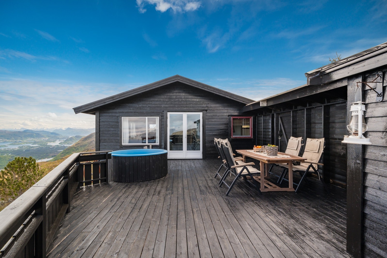 Terrassen på over 70 kvm er en sjelden vare i feltet da reguleringsbestemmelser tillater kun inntil 30 kvm. Galleribilde