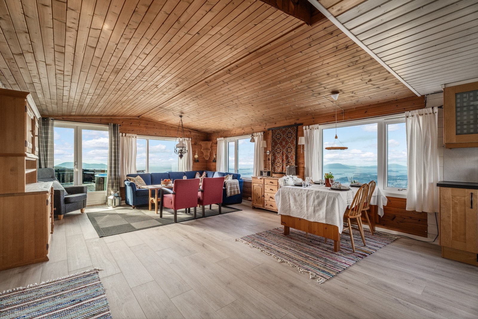 I denne hytten kombineres kos med en spektakulær panoramautsikt mot hav og fjell. Galleribilde