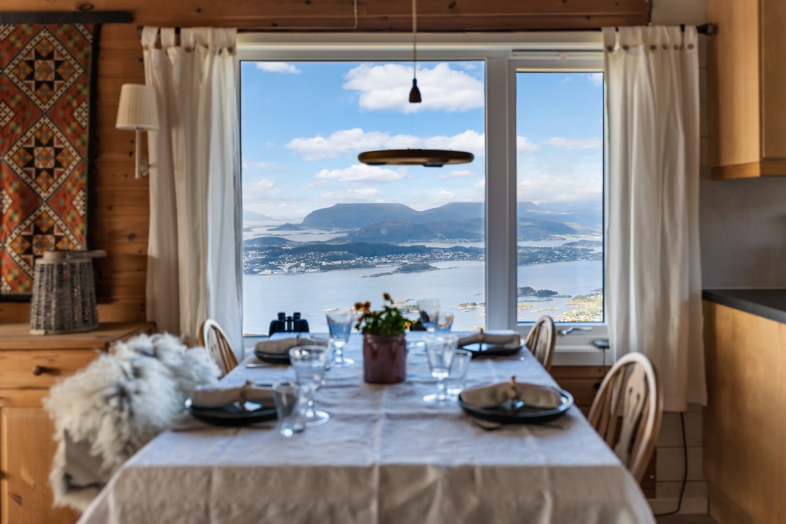 En spiseplass som inviterer til lange frokoster, gode samtaler og utsikt i verdensklasse. Galleribilde